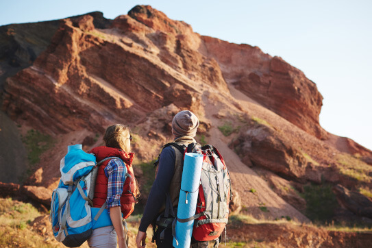 Votre agence de voyage Asto Holidays à Dinan, Saint-Malo et Rennes vous propose des circuits nature et aventure - Image d'une famille en ascension nature etaventure